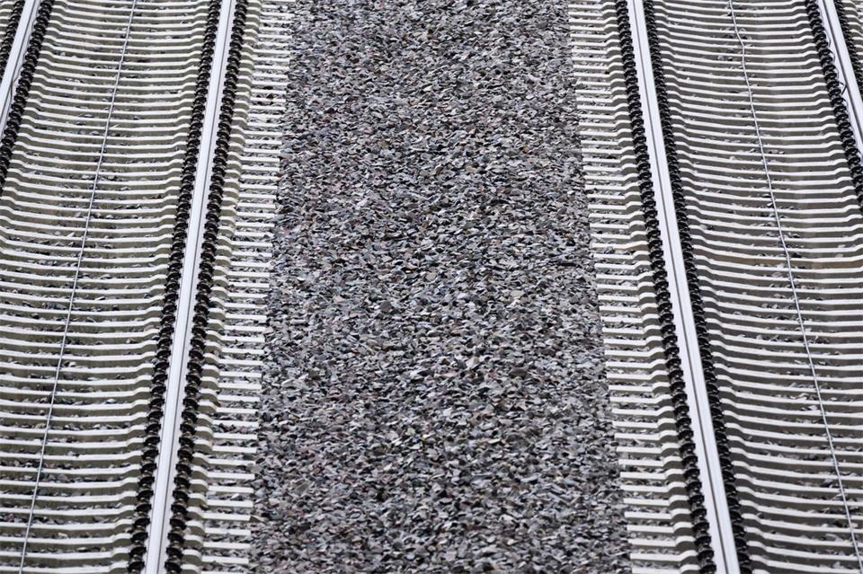 Für die Nutzung der Schieneninfrastruktur müssen Verkehrsunternehmen Geld an die DB InfraGo zahlen. (Archivbild)Julian Stratenschulte/dpa