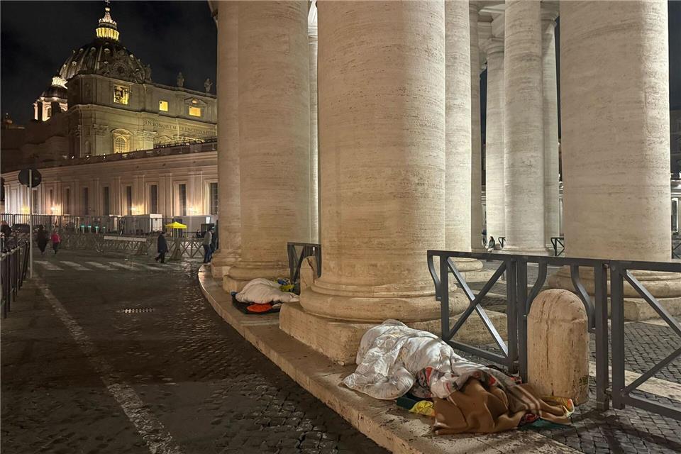 Für die Obdachlosen am Petersplatz werden die Nächte jetzt wieder kalt.Christoph Sator/dpa