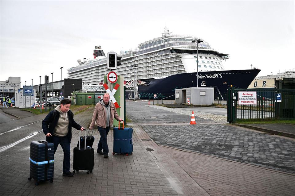 Für die Passagiere des Kreuzfahrtschiffes endete die Reise nach wenigen Hundert Metern. Sina Schuldt/dpa