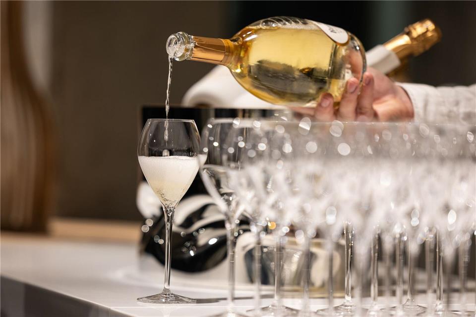 Für die Perlen im Schaumwein sorgt die zweite Gärung. Bei der traditionellen Methode nach Champagner-Art findet sie direkt in der Flasche statt.Hannes P Albert/dpa/dpa-tmn