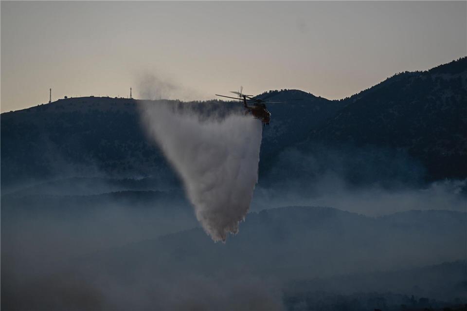 Für die Piloten der Löschhubschrauber sind die Einsätze sehr gefährlich.Michael Varaklas/AP/dpa