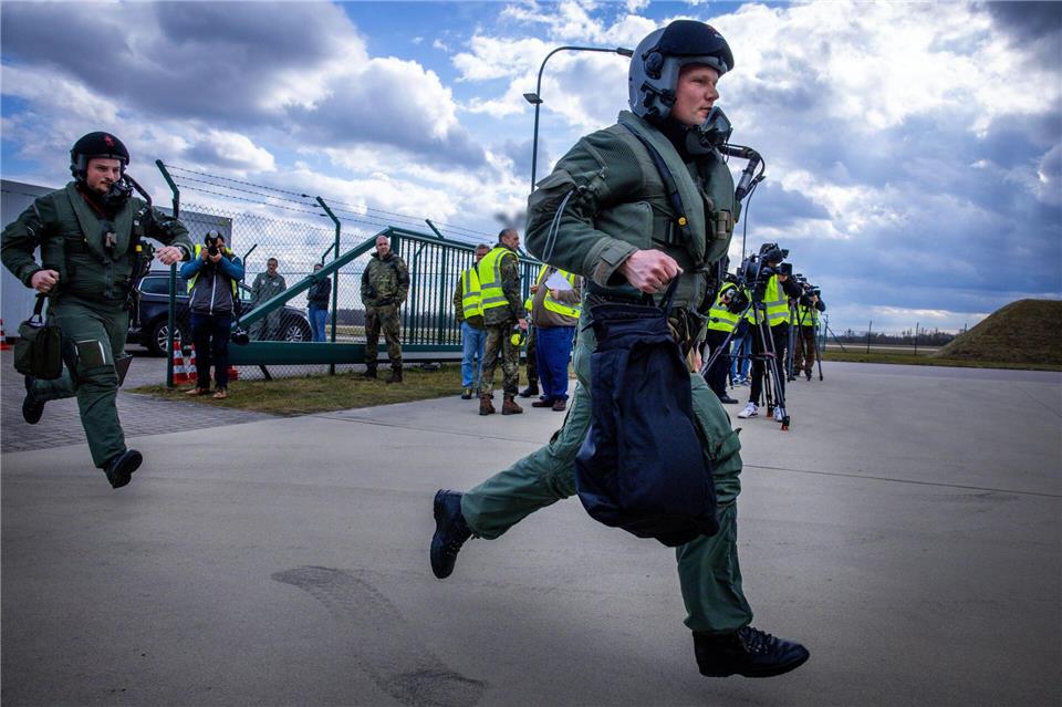 Für die Piloten zählt nach dem Alarm jede Minute.Jens Büttner/dpa