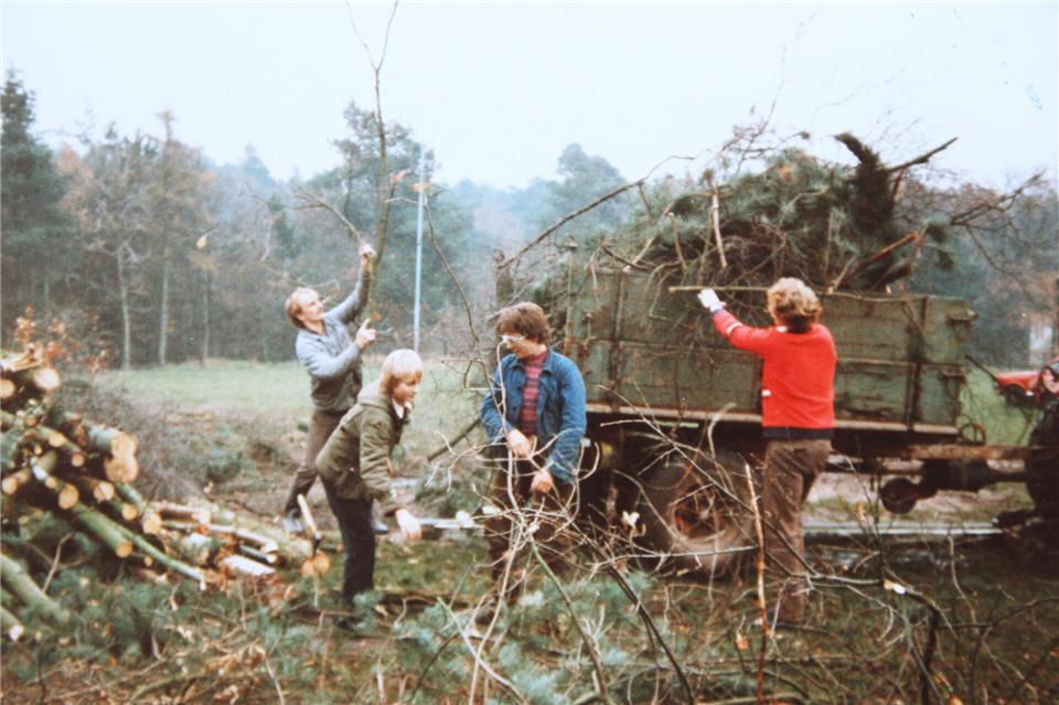 Für die Platzverlängerung musste gerodet werden. Mit dabei waren Heinz Holtkamp (von links), Andreas Barenbrügge, Andreas Olbing und Norbert Garbert.