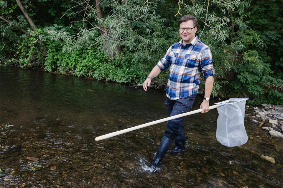 Für die Probenentnahme stieg der Bundesumweltminister ins Wasser der Gera.Michael Reichel/dpa