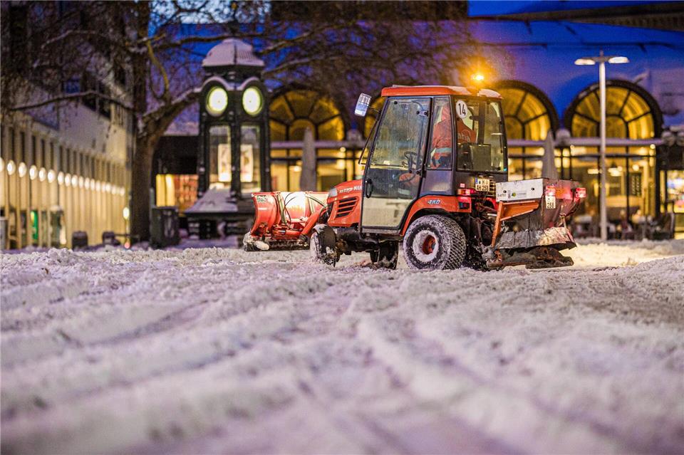 Für die Räumdienste gibt es viel Arbeit. Moritz Frankenberg/dpa