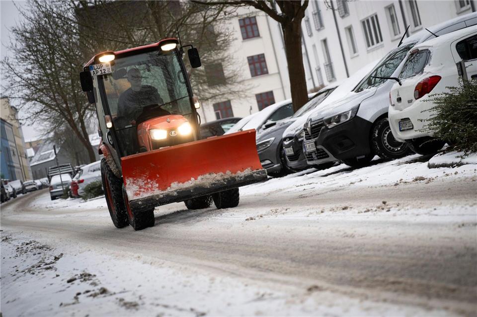 Für die Räumdienste ist Hochsaison.Philip Dulian/dpa