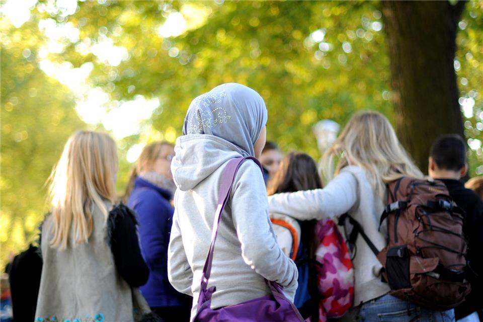 Für die Regel, das Tragen von Kopftüchern nur auf Antrag erlauben zu wollen, musste eine Schule in Melle viel Kritik einstecken - und ist inzwischen zurückgerudert. (Archivfoto)Julian Stratenschulte/dpa