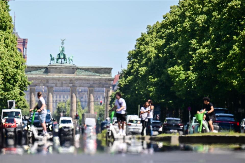 Für die Region Berlin-Brandenburg liegt der UV-Index dem Bundesamt für Strahlenschutz zufolge voraussichtlich bei etwa 7 bis 8 - also hoch bis sehr hoch. Sebastian Gollnow/dpa