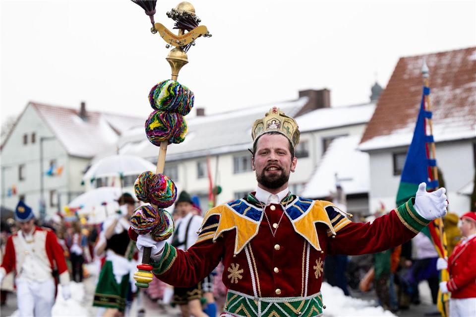 Für die Rekordsumme von 11.110 Euro hat der 33-Jährige das ehrenvolle Amt ersteigert, in diesem Jahr am Rosenmontag als Bajazz den traditionellen Springerzug im Vogelsbergstädtchen Herbstein anzuführen. Florian Wiegand/dpa