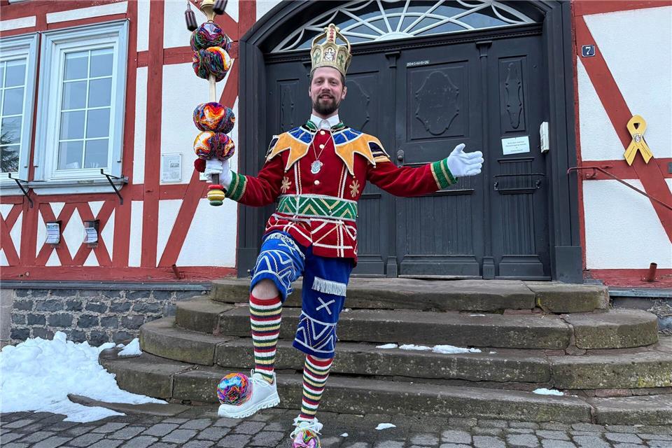 Für die Rekordsumme von 11.110 Euro hat der 33-jährige Julian Herrmann die Rolle des Bajazz ersteigert und wird den traditionsreichen Sprungtanz in Herbstein am Rosenmontag anführen.Michael Bauer/dpa