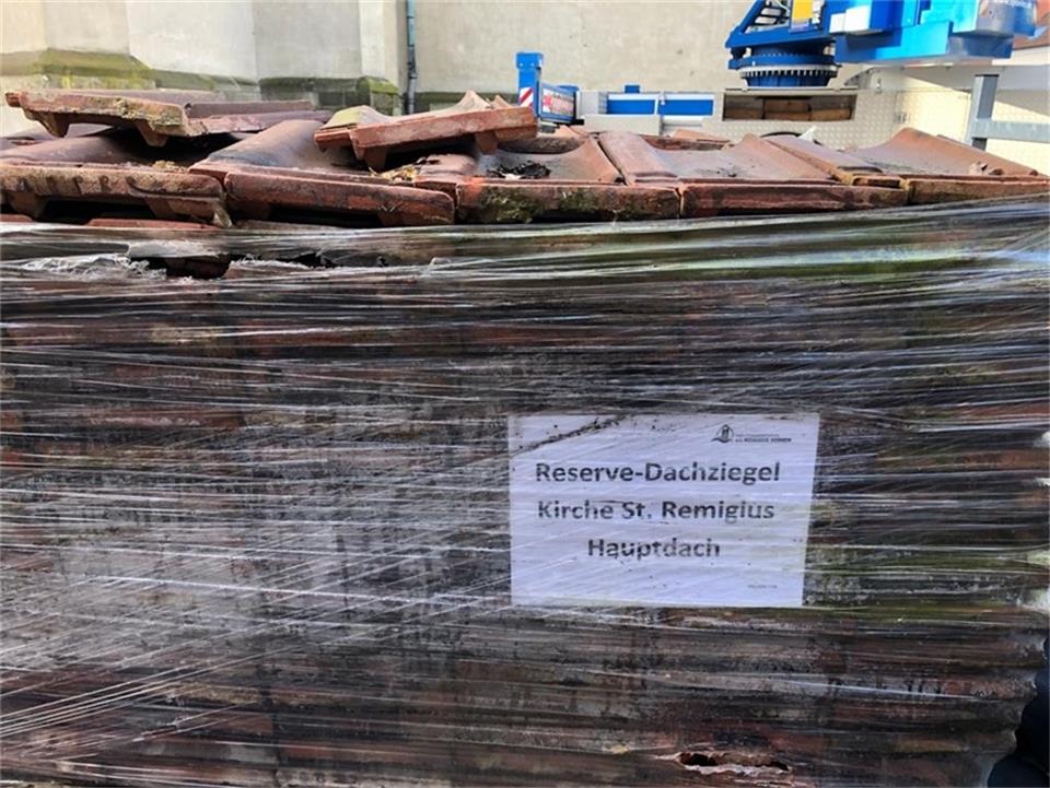 Für die Remigius-Kirche stand am Samstag ein weiterer Schwung Ersatzziegel berei...