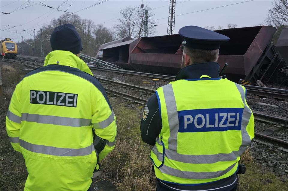 Für die Reparaturarbeiten sollen nun die kaputten Gleise gesprengt werden. (Archivbild)-/dpa