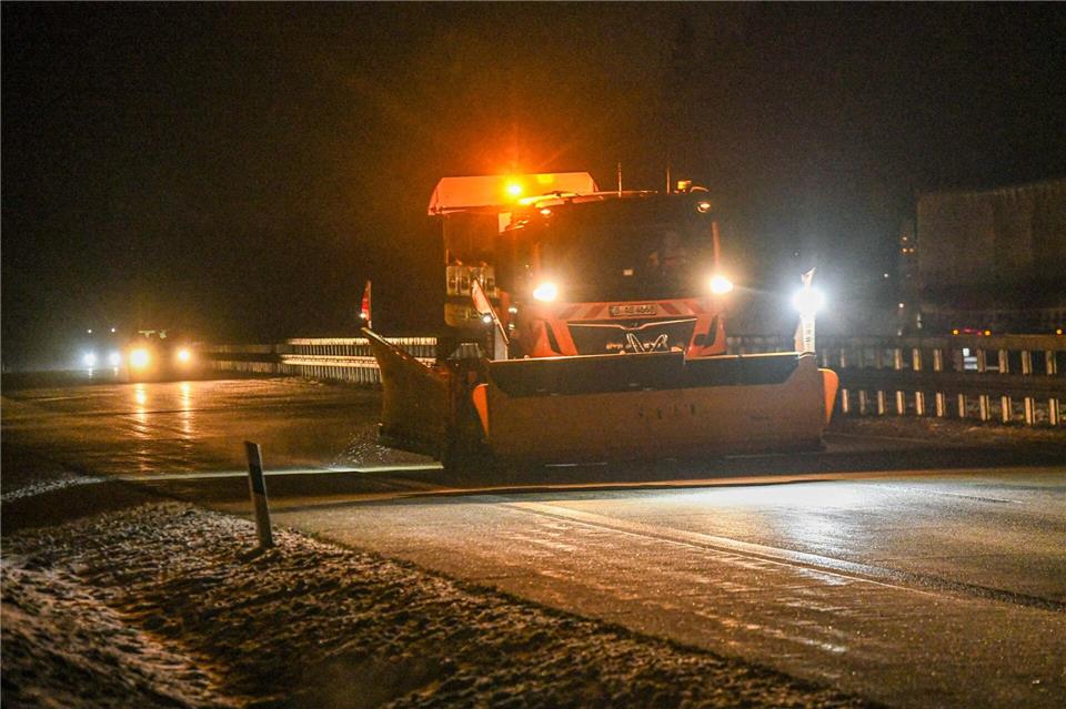 Für die Retter kommt das Streufahrzeug zur rechten Zeit. (Symbolbild)Jason Tschepljakow/dpa