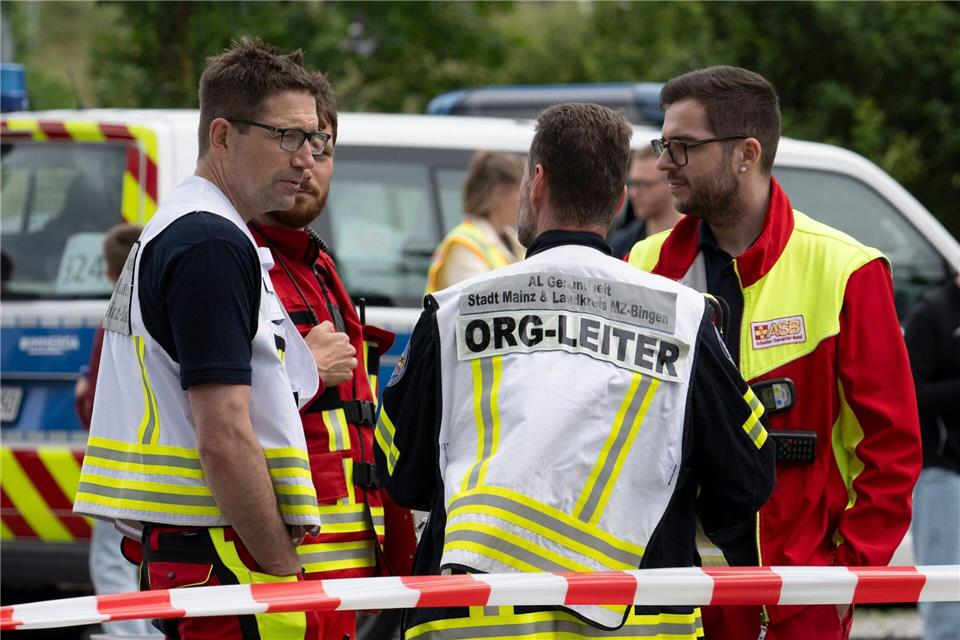 Für die Rettungskräfte bedeutete der Alarm einen Großeinsatz. Boris Roessler/dpa