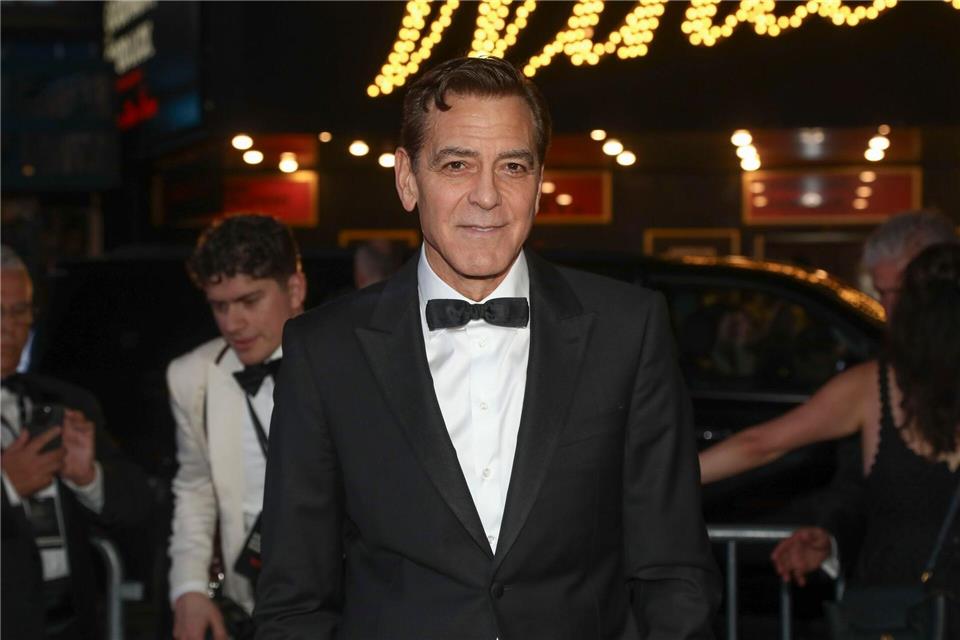 Für die Rolle des legendären Fernsehjournalisten Edward R. Murrow färbte George Clooney sich die Haare. (Archivbild)Andy Kropa/Invision/AP/dpa