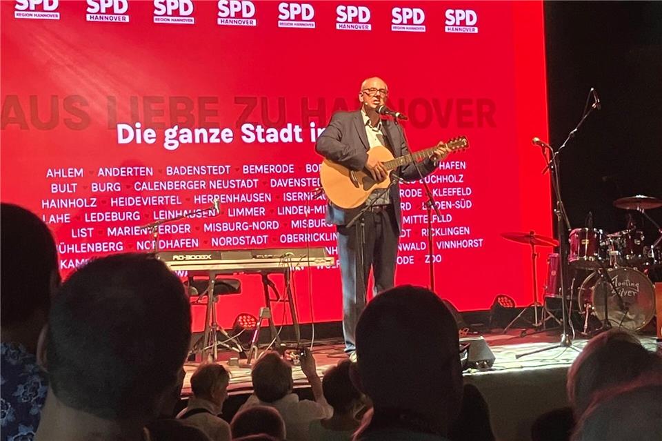 Für die SPD in Hannover an der Gitarre: Bremens Bürgermeister Andreas Bovenschulte.Christopher Weckwerth/dpa