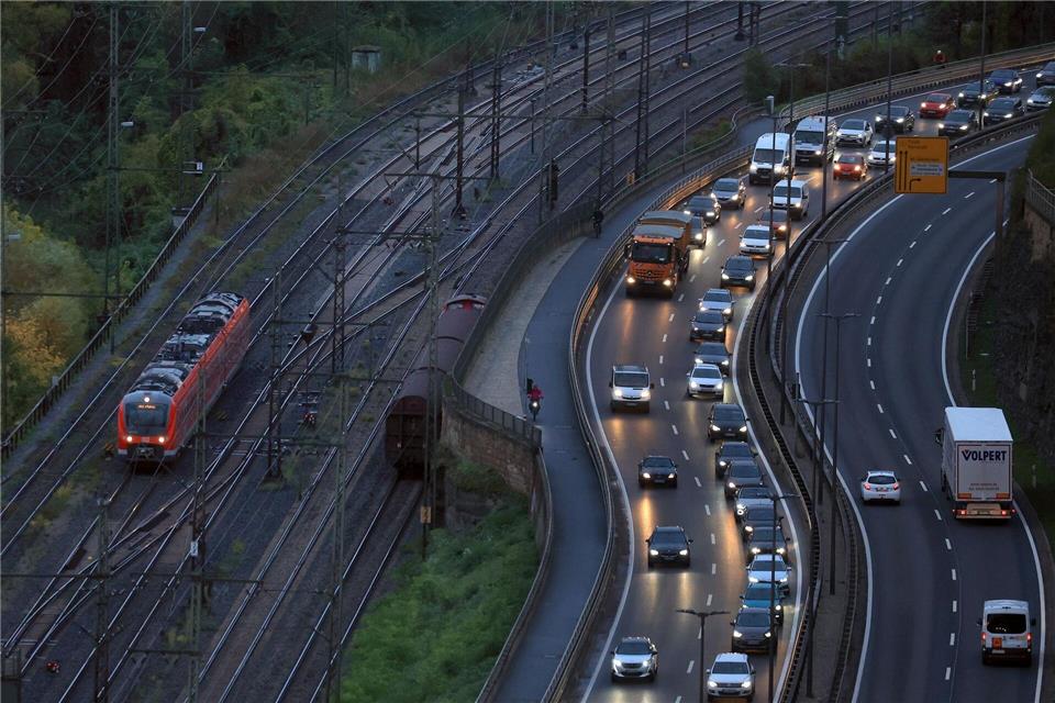 Für die Sanierung maroder Straßen, Schienen und Brücken schlagen die Verkehrsminister der Länder ein milliardenschweres Sondervermögen vor.Karl-Josef Hildenbrand/dpa