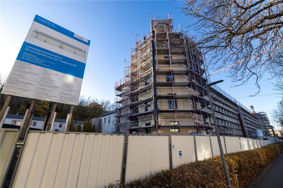 Für die Sanierung von Hauptgebäude und Außenanlagen der Landespolizeidirektion in Erfurt werden laut Thüringer Infrastrukturministerium rund 46,3 Millionen Euro veranschlagt.Michael Reichel/dpa