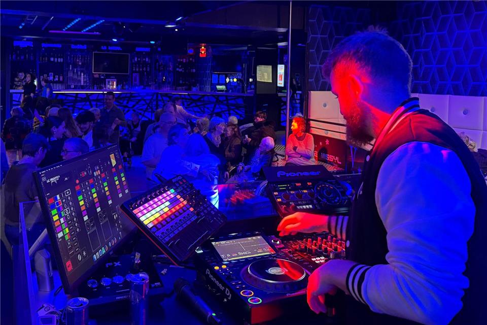 Für die Senioren spielt der DJ Hits aus deren Jugend.Rachel Sommer/dpa