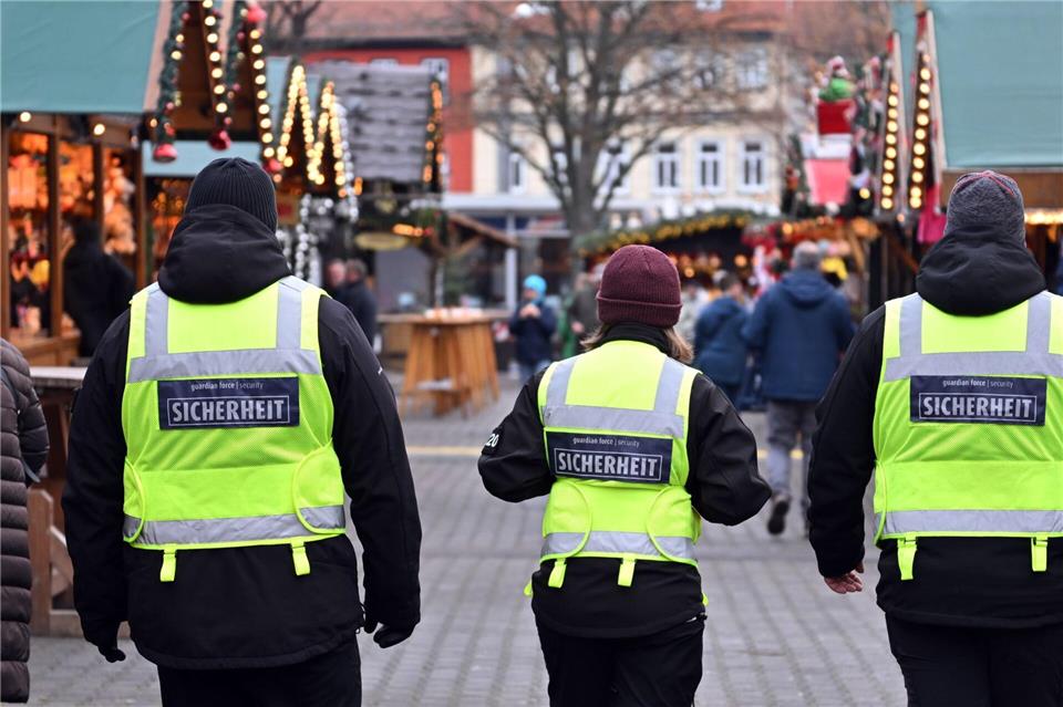 Für die Sicherheit auf dem Erfurter Weihnachtsmarkt ist dieses Jahr erstmals auch eine spezielle App im Einsatz. Mit der „SafeNow“-App lässt sich etwa der Sicherheitsdienst alarmieren. Erprobt wurde die App bereits auf dem Erfurter Oktoberfest.Martin Schutt/dpa