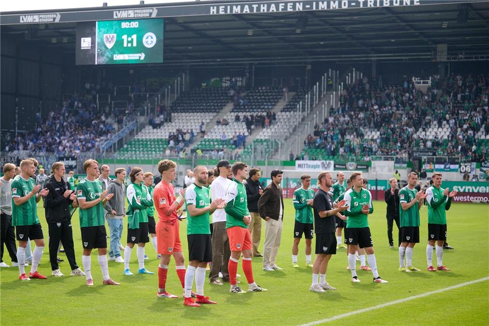 Für die Spieler gab es von den Fans Aufmunterung statt Pfiffe.Bernd Thissen/dpa