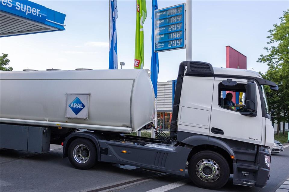 Für die Steuer kommt es nicht auf den Verkauf an den Endverbraucher, sondern auf die Lieferung zur Tankstelle an. (Archivbild)Hannes P. Albert/dpa