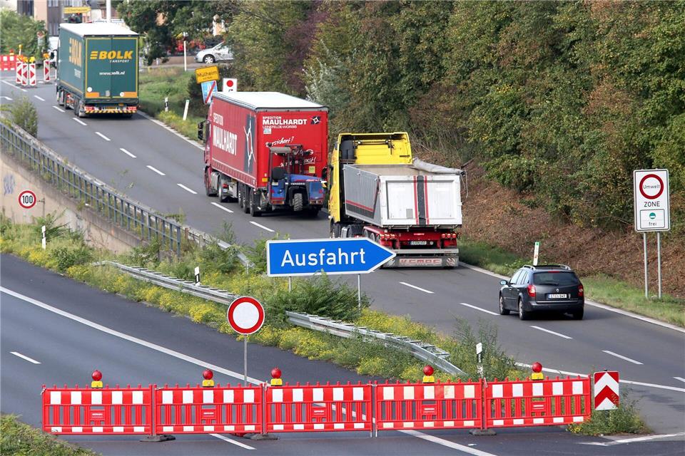 Für die Suche nach Blindgängern aus dem Zweiten Weltkrieg wird die A40 in Mülheim gesperrt. (Archivbild)Roland Weihrauch/dpa