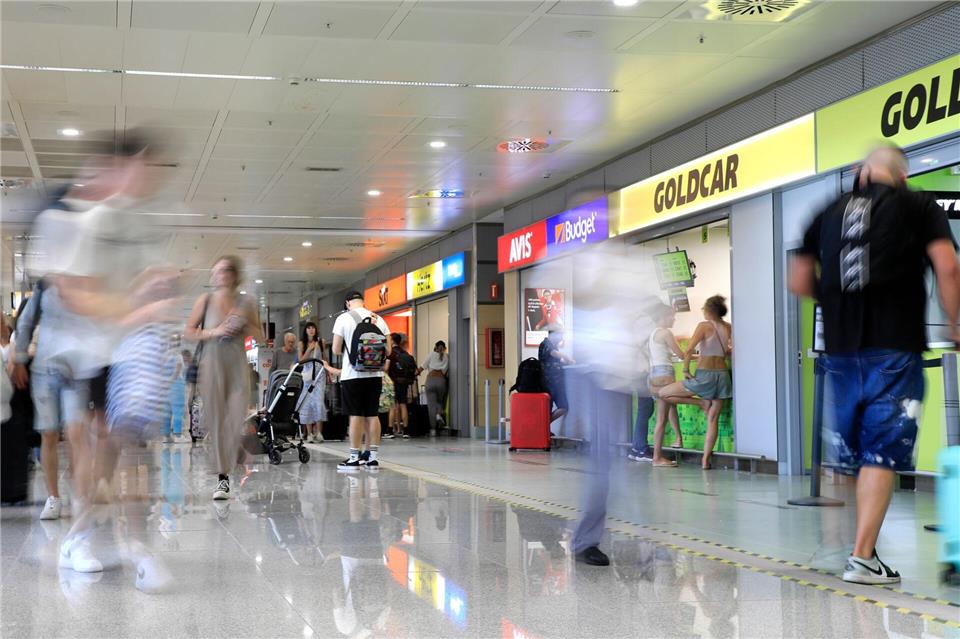 Für die Suche nach einem Mietwagen nutzt man am besten nur Portale, die ein gezieltes Filtern nach Vertragsbedingungen wie Versicherungsschutz, Selbstbeteiligung und Co. erlauben.picture alliance/dpa