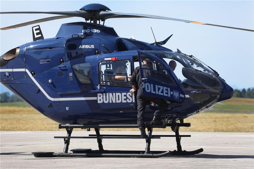 Für die Testflüge starten die mit Messgeräten für Radioaktivität ausgerüsteten Airbus-Hubschrauber vom Fliegerhorst Kaufbeuren. Karl-Josef Hildenbrand/dpa