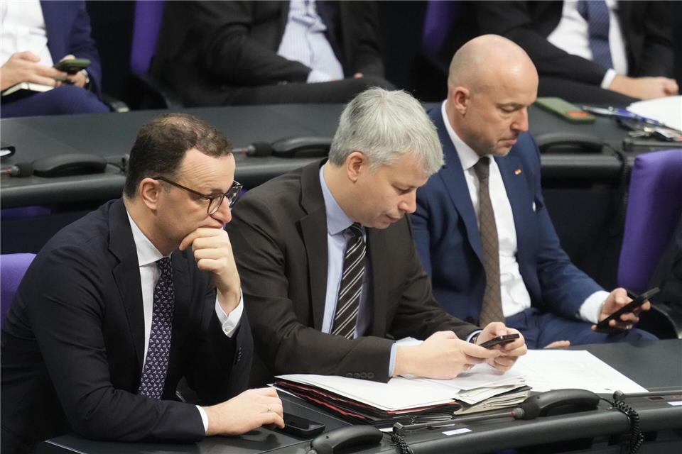 Für die Unionsfraktionsführung wird es spannend - Jens Spahn (CDU), Steffen Bilger (CDU) und Alexander Hoffmann (CSU). (Archivfoto)Michael Kappeler/dpa