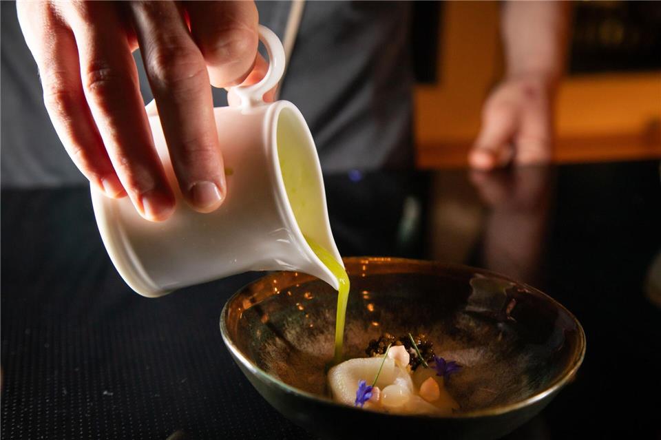 Für die Vinaigrette werden Äpfel und Staudensellerie entsaftet und mit Salz, grünem Tabasco, Limettensaft und Schnittlauchöl verfeinert.Christin Klose/dpa-tmn