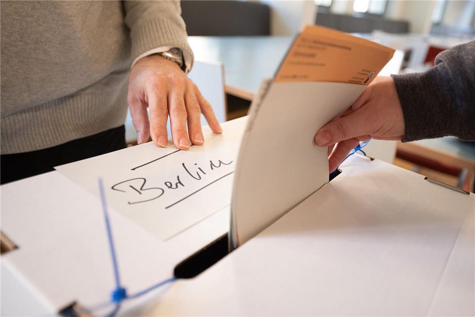 Für die Wahl werden auch 40.000 Wahlhelfer gesucht. (Archivbild)Sebastian Gollnow/dpa