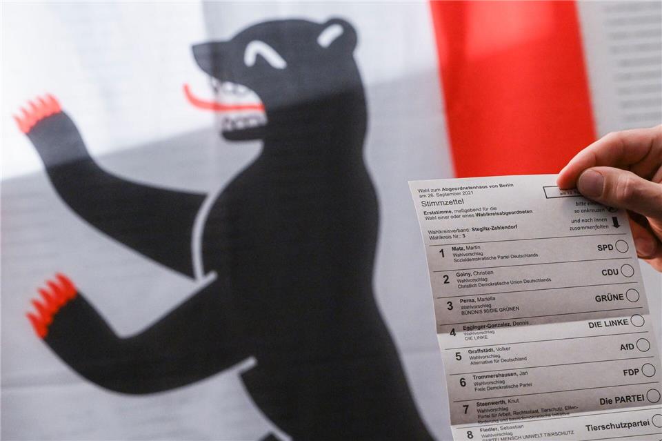 Für die Wahlen zum Berliner Abgeordnetenhaus und zu den zwölf Bezirksparlamenten am 20. September gibt es unterschiedliche Stimmzettel. (Archivbild)    Jens Kalaene/dpa