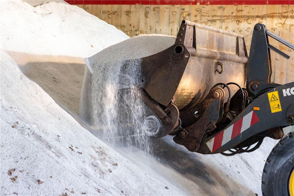 Für die Winterdienstsaison 2025/2026 hatte Hessen Mobil insgesamt rund 90.000 Tonnen Salz eingelagert. Damit waren alle Salzhallen und Silos in den 46 Straßenmeistereien zu Beginn der Winterdienst-Saison randvoll.(Archivbild)Helmut Fricke/dpa