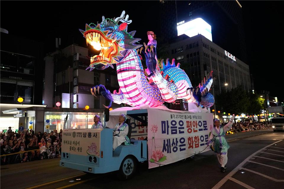 Für die Zuschauer gibt es Drachenfeuer beim Lotuslaternenfest im südkoreanischen Seoul. Ahn Young-joon/AP/dpa