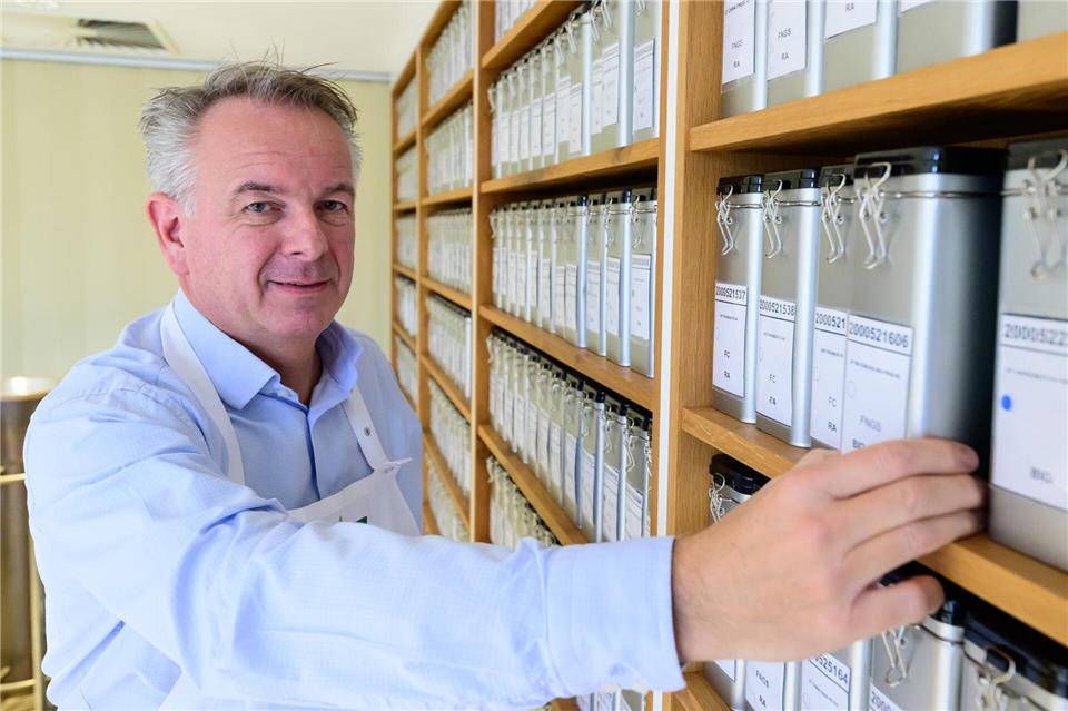 Für die anspruchsvolle Arbeit eines Teetesters braucht es einen außergewöhnlich ausgeprägten Geschmackssinn – und genau den bringt Stefan Feldbusch mit.Philipp Schulze/dpa