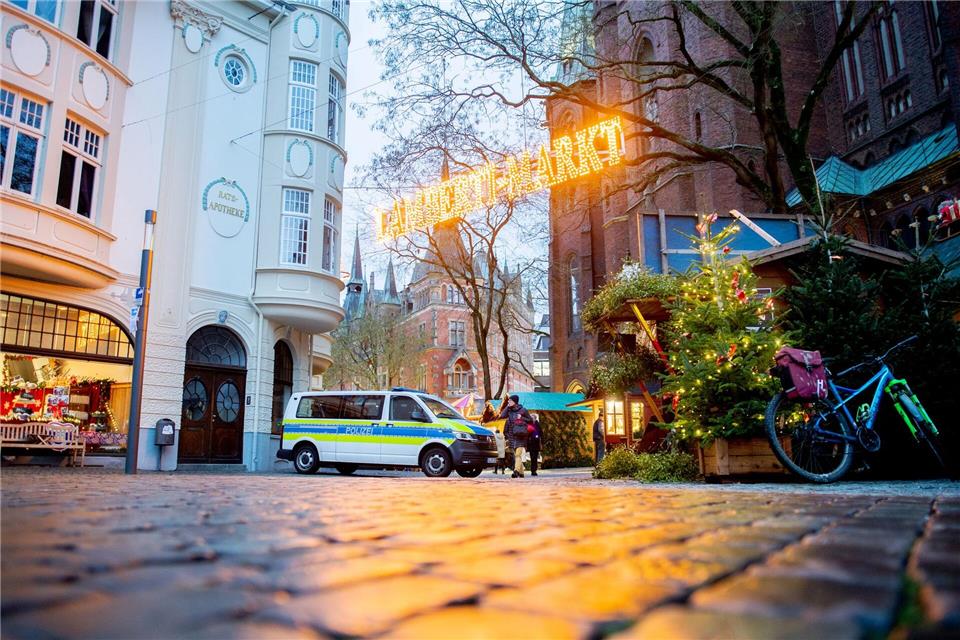 Für die beginnenden Weihnachtsmärkte werden aufwendige Sicherheitskonzepte erstellt. Hauke-Christian Dittrich/dpa