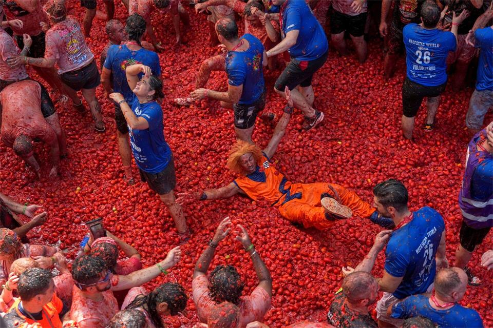Für die bis zu 22.000 Teilnehmer, die teilweise sogar aus Japan, den USA oder Australien anreisen, war die Tomatenschlacht wieder eine Riesengaudi. Alberto Saiz/AP/dpa