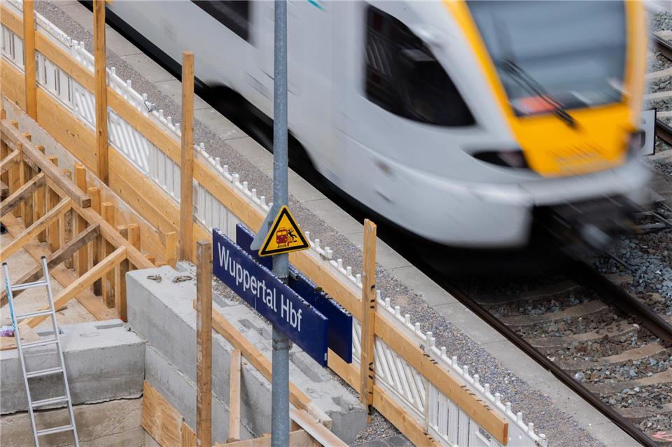 Für die bundesweit rund 40 geplanten Generalsanierungen investiert die Bahn Milliardensummen.Rolf Vennenbernd/dpa