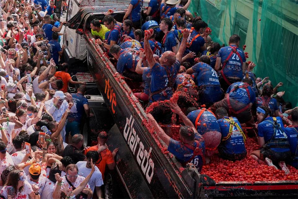 Für die diesjährige Ausgabe der größten Lebensmittelschlacht der Welt, der „La Tomatina“, stehen 150 Tonnen matschiger Tomaten zur Verfügung.Alberto Saiz/AP/dpa