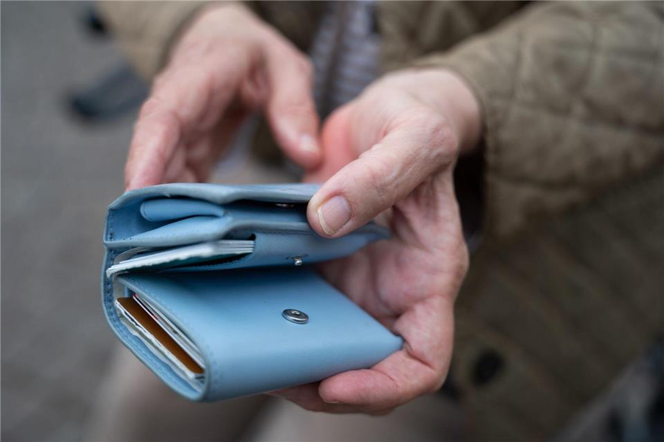 Für die einzelnen Rentnerinnen und Rentner kann es um Hunderte Euro mehr oder weniger gehen. (Symbolbild)Alicia Windzio/dpa