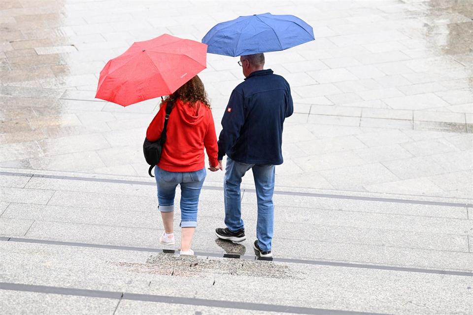 Für die kommenden Tage erwarten die Meteorologen immer wieder Regen. (Symbolbild)Roberto Pfeil/dpa