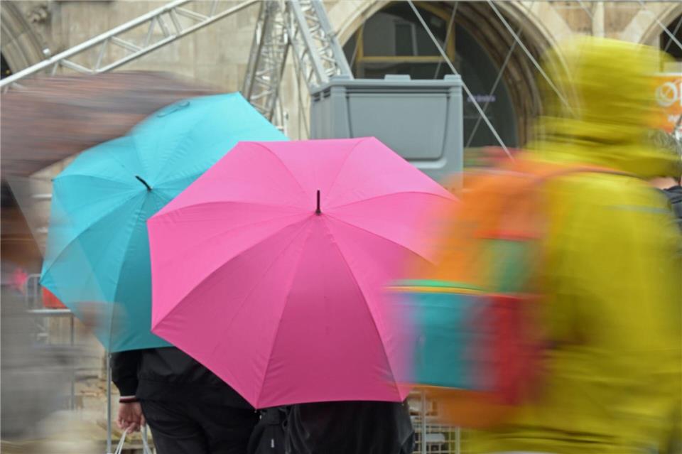 Schulstart in Bayern - Schauer und Sonne im Wechsel Für die kommenden Tage heißt es: Regenschirm nicht vergessen. (Archivfoto)Malin Wunderlich/dpa
