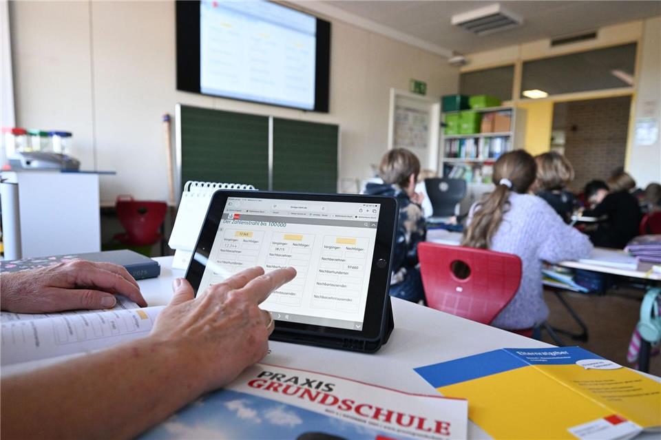 Für die weitere Digitalisierung der Thüringer Schulen sollen bis 2032 rund 112 Millionen Euro aufgewendet werden. (Symbolbild)Bernd Weißbrod/dpa