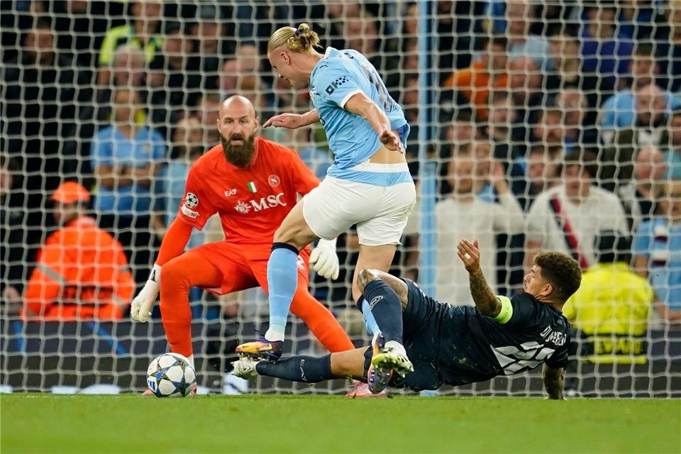 Für dieses Foul sah Di Lorenzo (rechts) Rot, Haaland traf gegen Neapel dennoch - und hat nun 50 Champions-League-Tore erzielt.Dave Thompson/AP/dpa