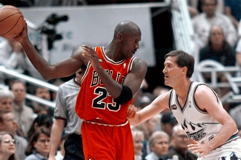 Für dieses Jordan-Trikot aus den NBA-Finals 1998 ist ein Rekord-Preis bezahlt worden. (Archivbild)MARK J. TERRILL/AP/dpa