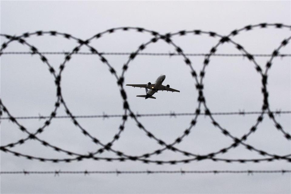 Für drei Monate sind in Brandenburg Abschiebungen in den Iran wegen der aktuellen Lage ausgesetzt. (Symbolbild) Julian Stratenschulte/dpa