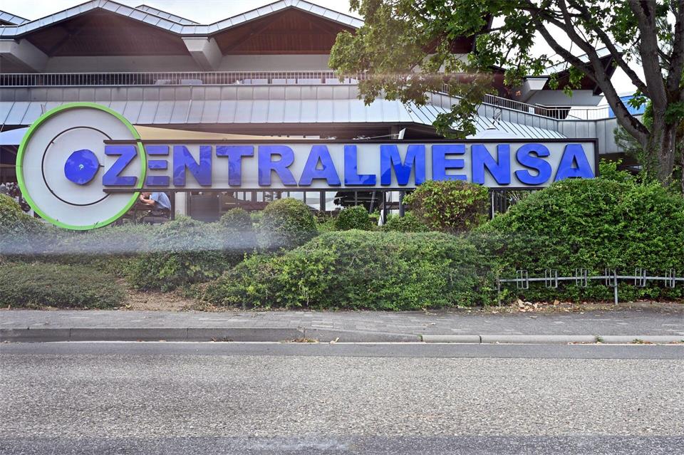 Für ein Essen in den Mensen in Rheinland-Pfalz müssen Studierende tiefer ins Portemonnaie greifen als vor ein paar Jahren. (Archivfoto)Jennifer Brückner/dpa
