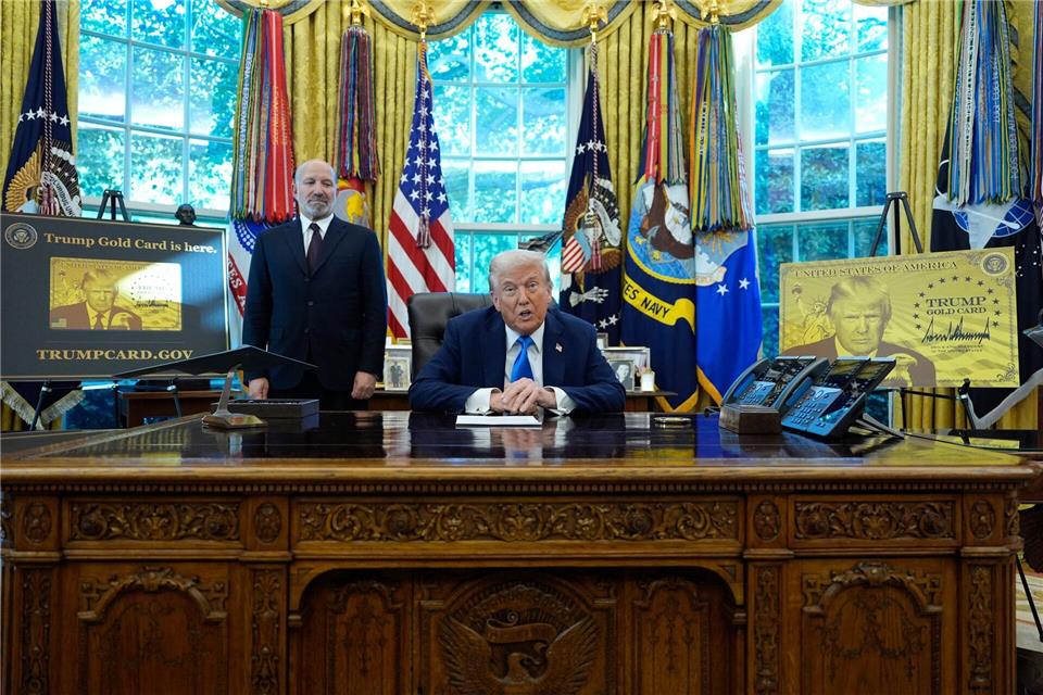 Trump verfügt Gebühr von 100.000 Dollar für Visa-Kategorie Für ein H1B-Visum für ausländische Beschäftigte sollen US-Unternehmen künftig 100.000 Dollar pro Jahr zahlen.Alex Brandon/AP/dpa