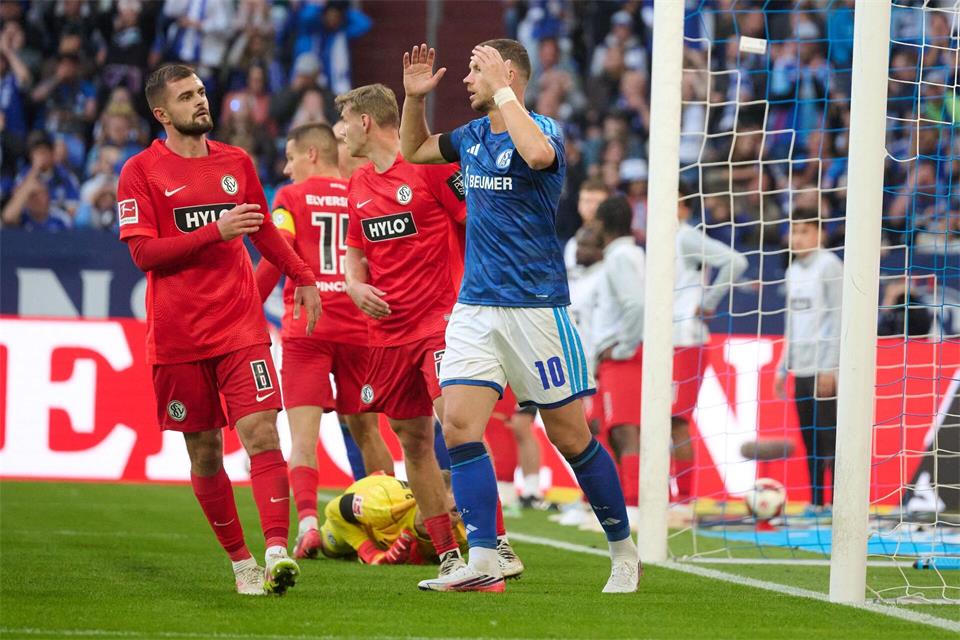 Für ein Tor reichte es bei Edin Dzeko nicht.Bernd Thissen/dpa